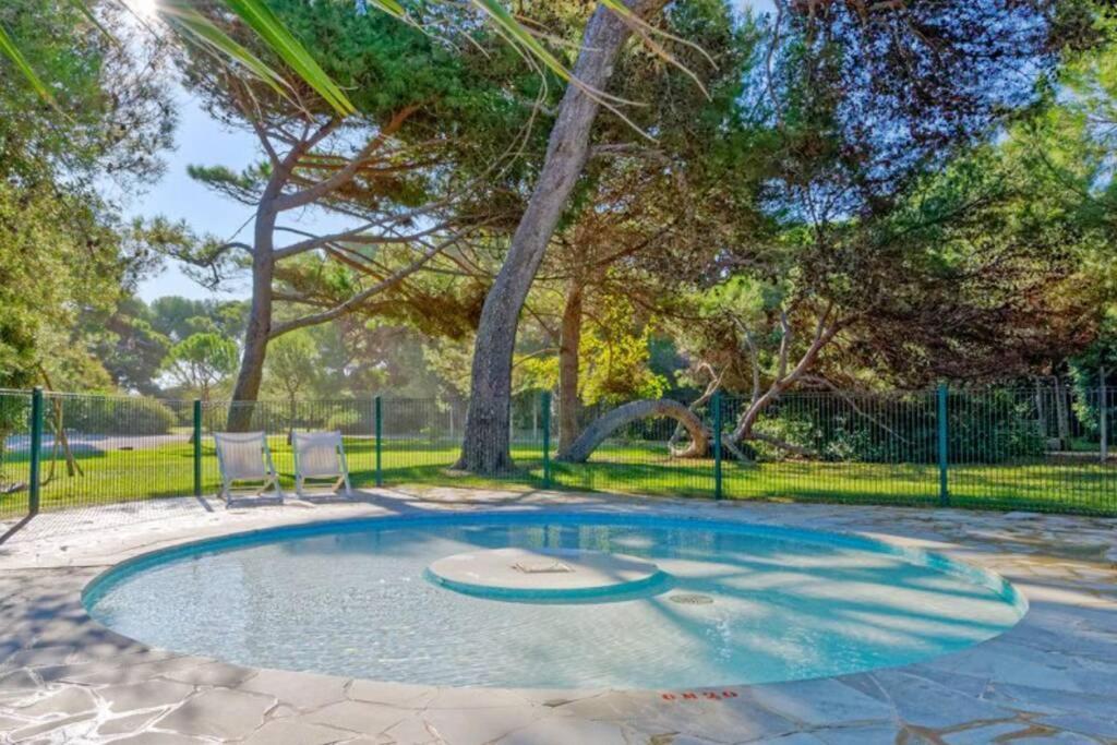 Appartement moderne en résidence privée face à la mer Hyères Exterior foto